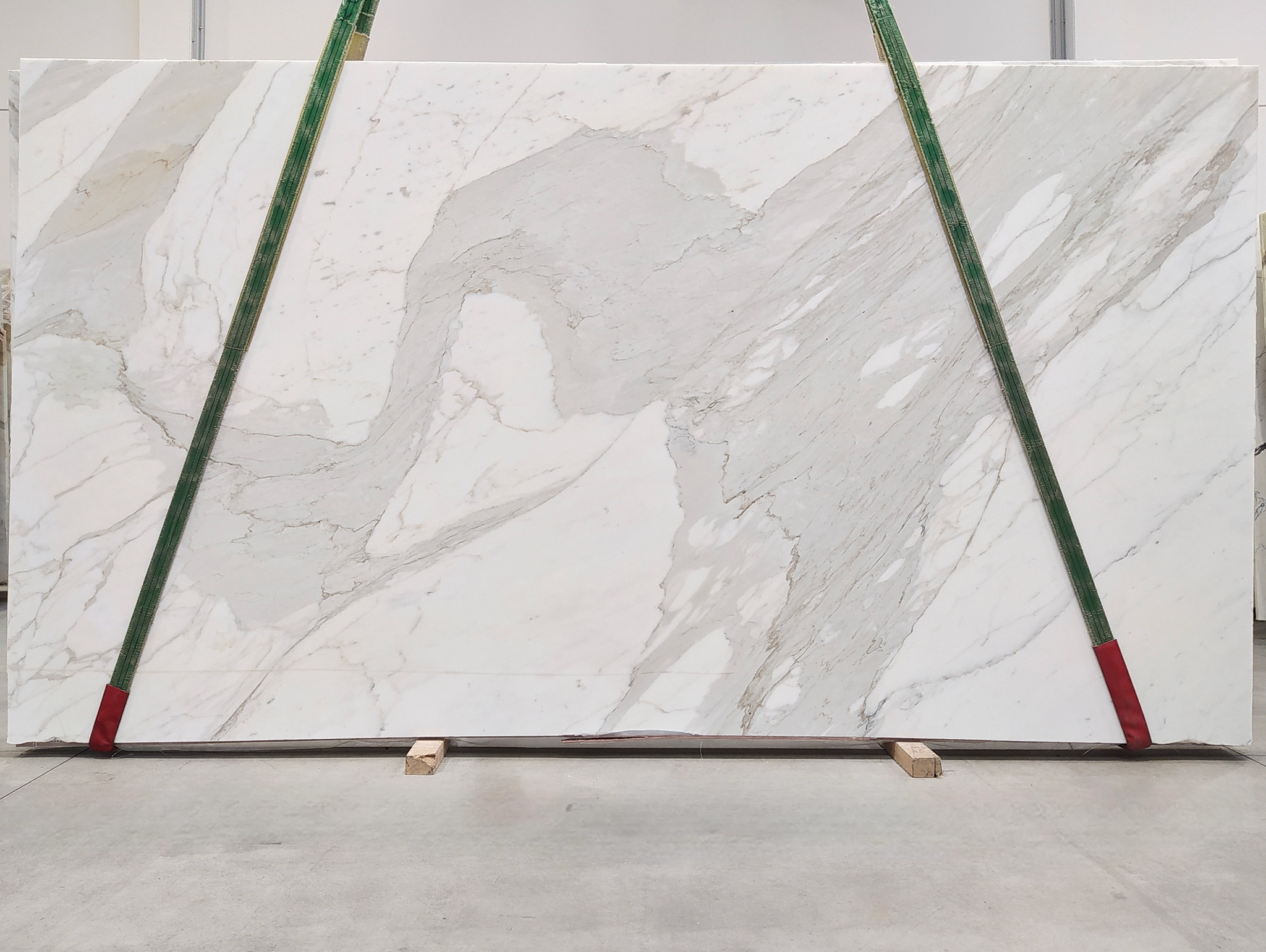 CALACATTA GOLD MARBLE HONED SLABS (AC961) – Bild 2