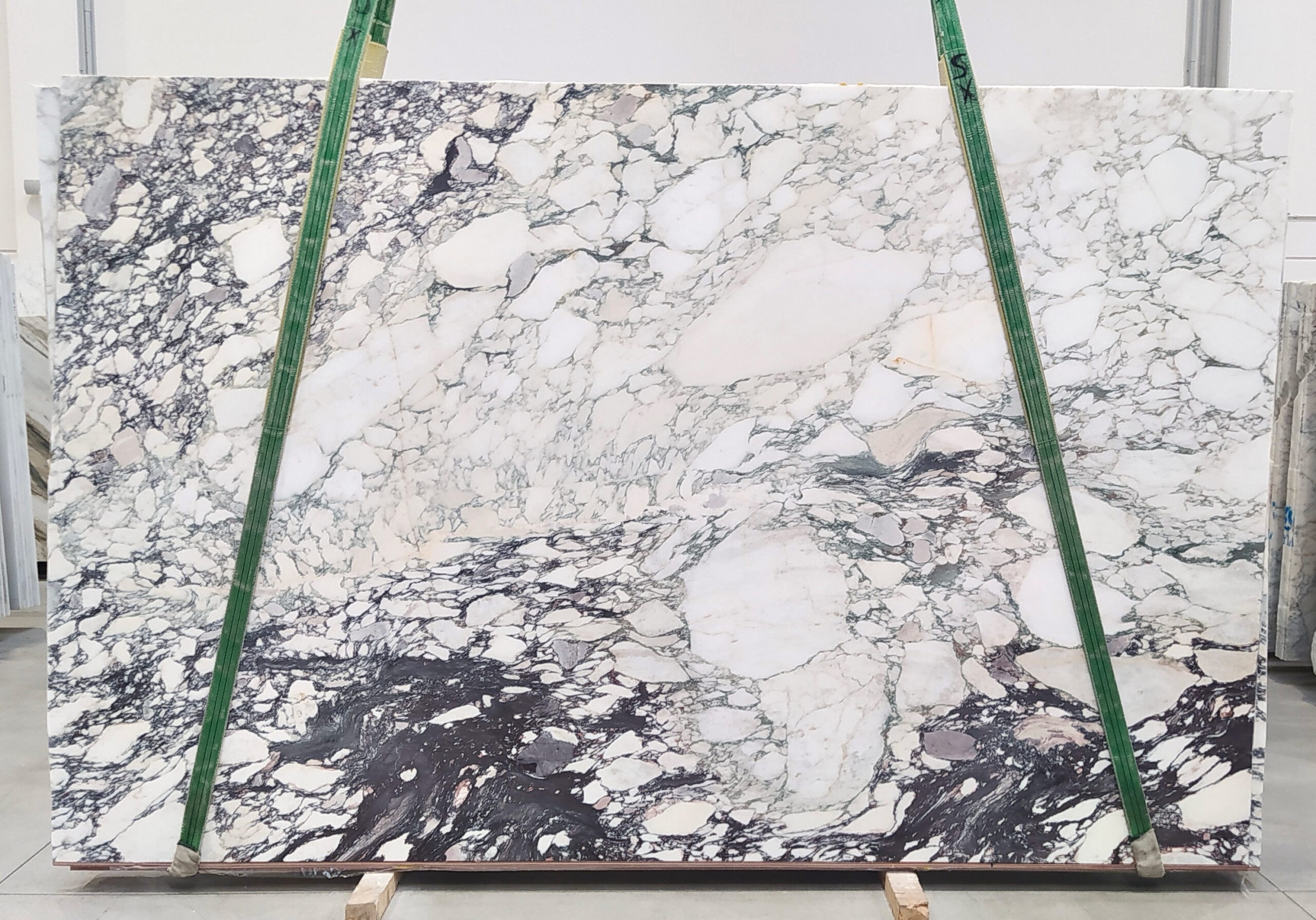 CALACATTA MONET MARBLE HONED SLABS (AC1353) – Bild 2