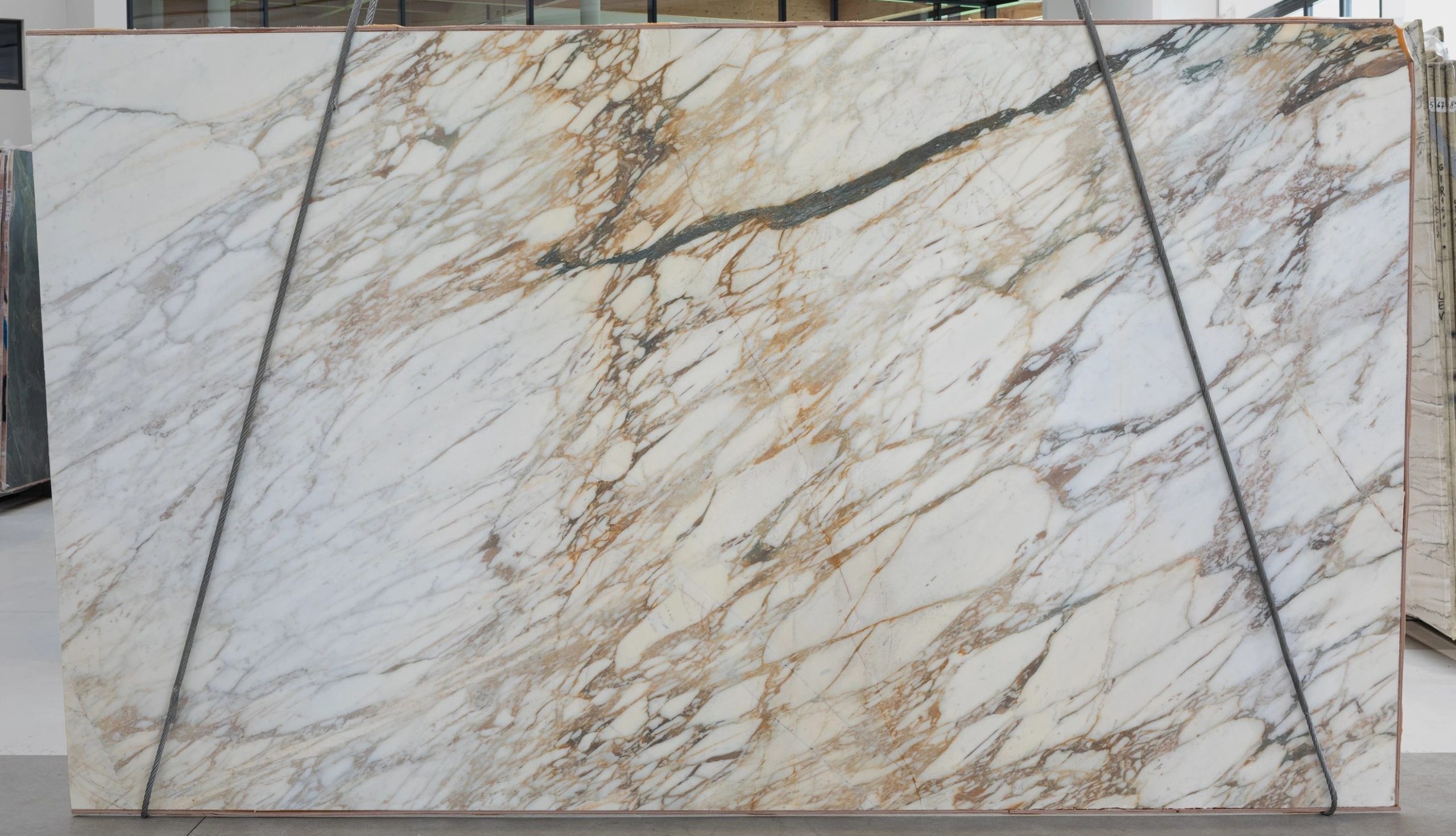 CALACATTA VAGLI GOLD MARBLE HONED SLABS (AC2560) – Bild 2